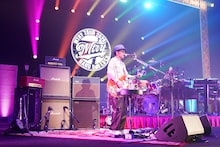 奥田民生「MTRYツアー2026 “春 Ooh La La”」昭和女子大学人見記念講堂公演の様子。（撮影：三浦憲治 [ライトサム]）