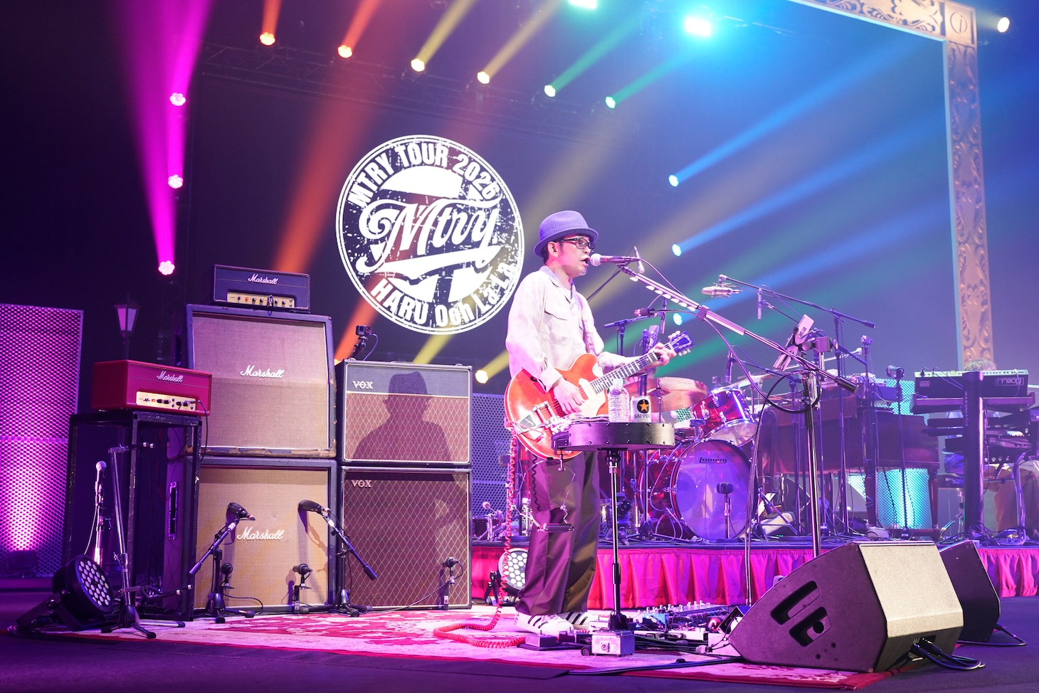 奥田民生「MTRYツアー2026 “春 Ooh La La”」昭和女子大学人見記念講堂公演の様子。（撮影：三浦憲治 [ライトサム]）