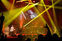 奥田民生「MTRYツアー2026 “春 Ooh La La”」昭和女子大学人見記念講堂公演の様子。（撮影：三浦憲治 [ライトサム]）