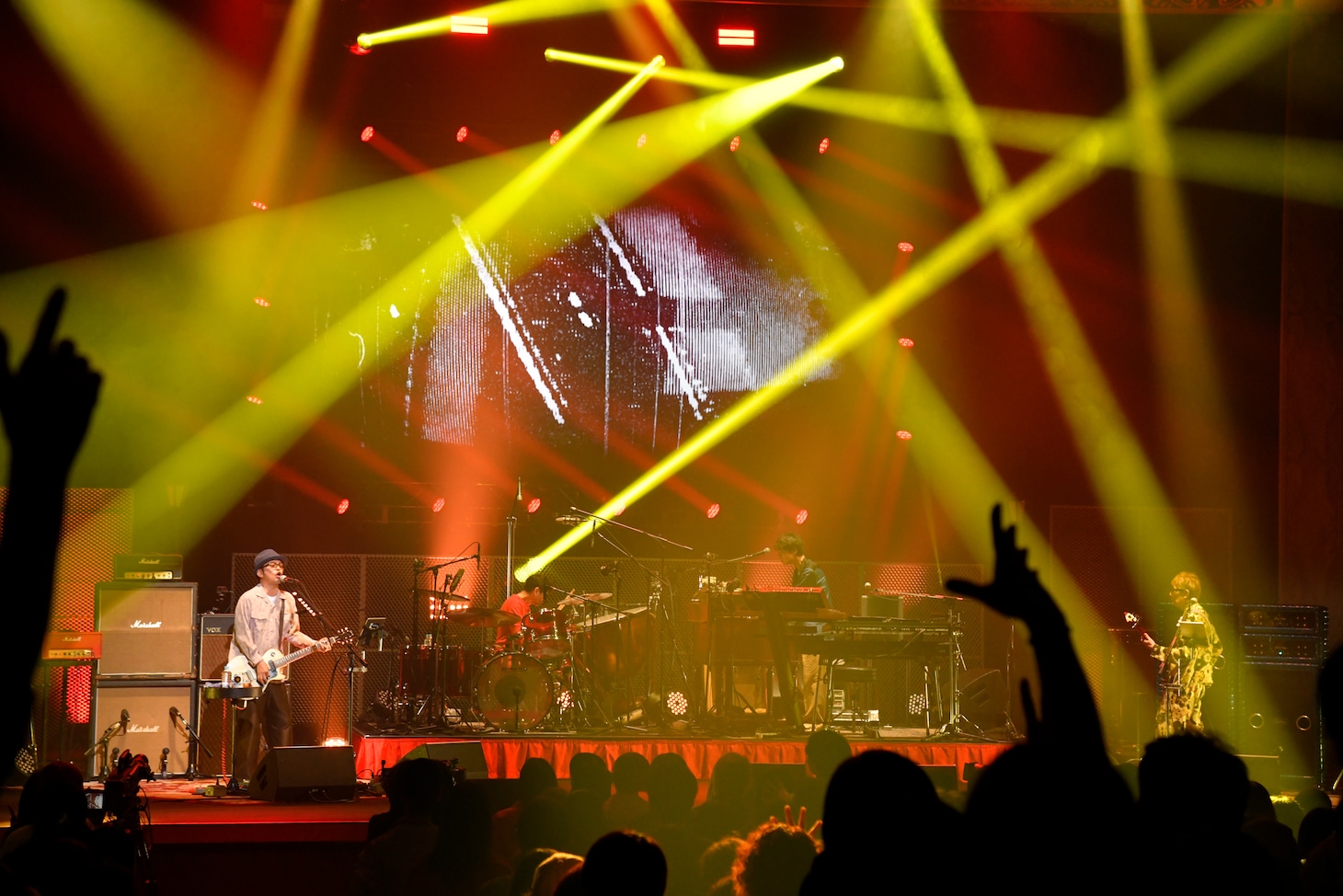 奥田民生「MTRYツアー2026 “春 Ooh La La”」昭和女子大学人見記念講堂公演の様子。（撮影：三浦憲治 [ライトサム]）