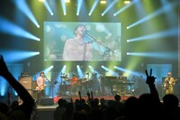 奥田民生「MTRYツアー2026 “春 Ooh La La”」昭和女子大学人見記念講堂公演の様子。（撮影：三浦憲治 [ライトサム]）