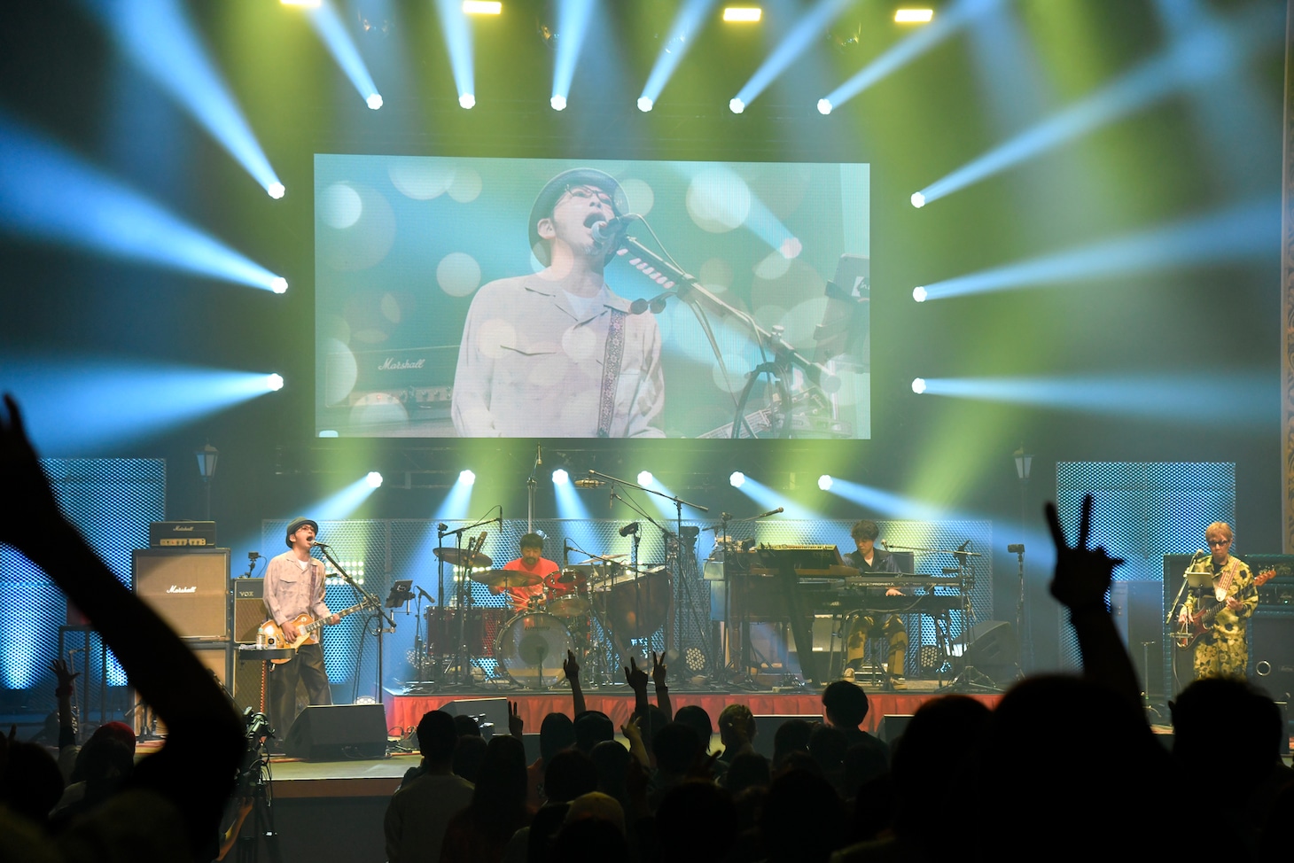 奥田民生「MTRYツアー2026 “春 Ooh La La”」昭和女子大学人見記念講堂公演の様子。（撮影：三浦憲治 [ライトサム]）