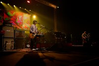 奥田民生「MTRYツアー2026 “春 Ooh La La”」昭和女子大学人見記念講堂公演の様子。（撮影：三浦憲治 [ライトサム]）