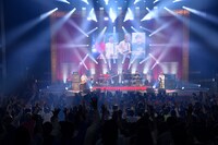 奥田民生「MTRYツアー2026 “春 Ooh La La”」昭和女子大学人見記念講堂公演の様子。（撮影：三浦憲治 [ライトサム]）