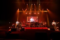 奥田民生「MTRYツアー2026 “春 Ooh La La”」昭和女子大学人見記念講堂公演の様子。（撮影：三浦憲治 [ライトサム]）