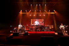 奥田民生「MTRYツアー2026 “春 Ooh La La”」昭和女子大学人見記念講堂公演の様子。（撮影：三浦憲治 [ライトサム]）