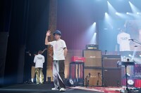 去り際に手を振る奥田民生。（撮影：三浦憲治 [ライトサム]）