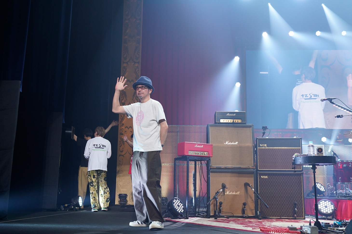 去り際に手を振る奥田民生。（撮影：三浦憲治 [ライトサム]）