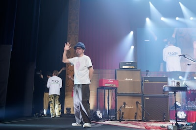 去り際に手を振る奥田民生。（撮影：三浦憲治 [ライトサム]）