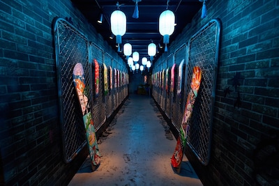 中村嶺亜「REIA NAKAMURA 1st EXHIBITION ReBELiUM@SHIBUYA」のスケートボードアート。