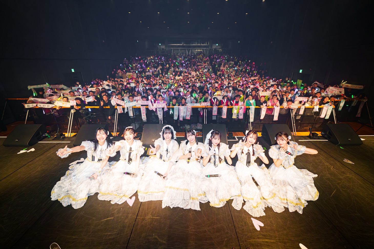 客席をバックに記念撮影するAsIs。（撮影：ミヤタショウタ）