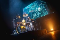 ドラムを叩く北川姫子。（撮影：ミヤタショウタ）