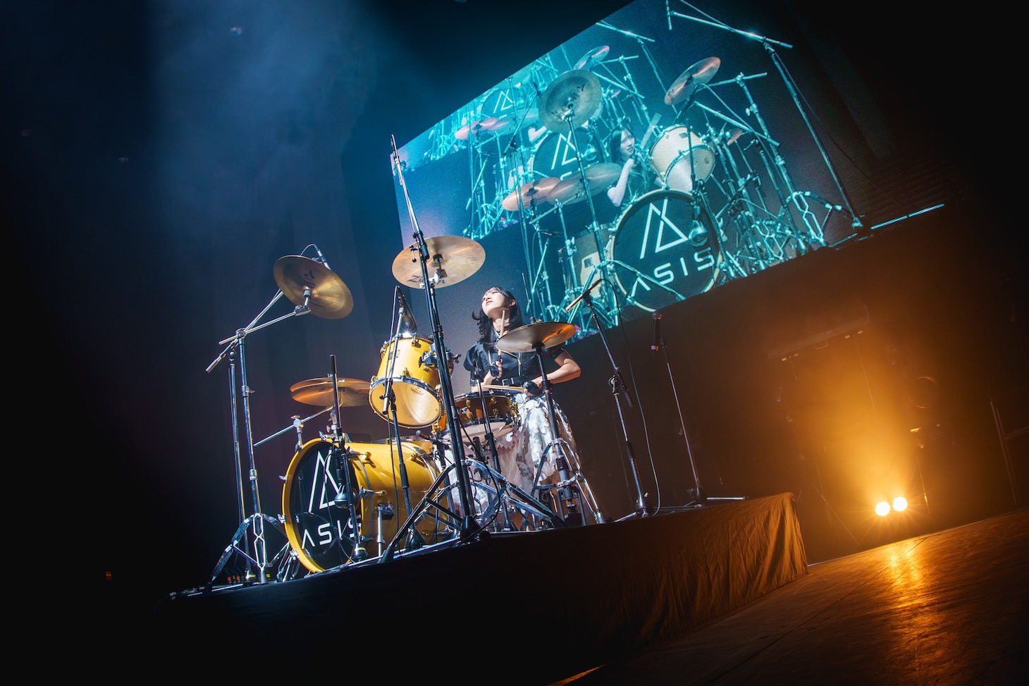 ドラムを叩く北川姫子。（撮影：ミヤタショウタ）