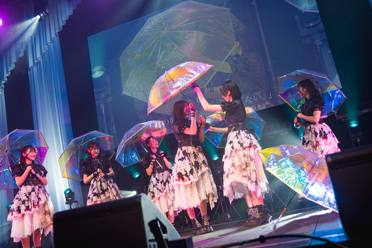 AsIs「2nd YEAR ANNIVERSARY LIVE -Start line-」の様子。（撮影：ミヤタショウタ）