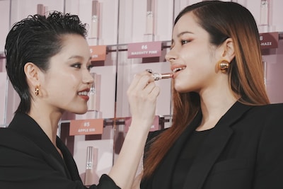 HARVEYにYSLの新作リップを塗るCHISA。（ともにXG）