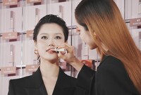 CHISAにYSLの新作リップを塗るHARVEY。（ともにXG）