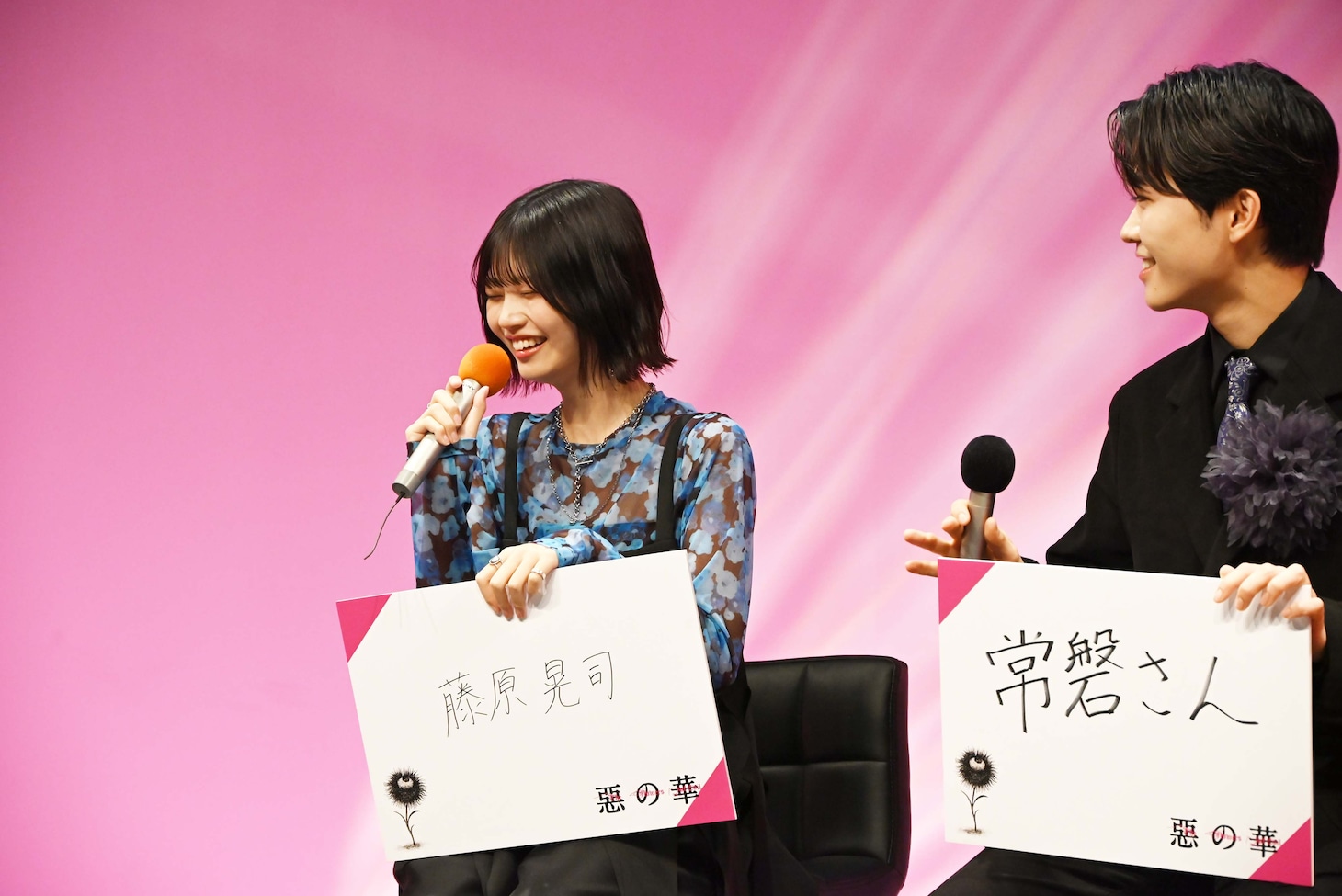 生まれ変わるならなちたいキャラを紹介する中西アルノ。