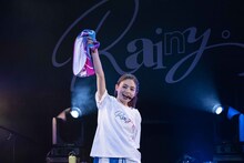 アンコールでタオルを回すRainy。（写真提供：B ZONE）