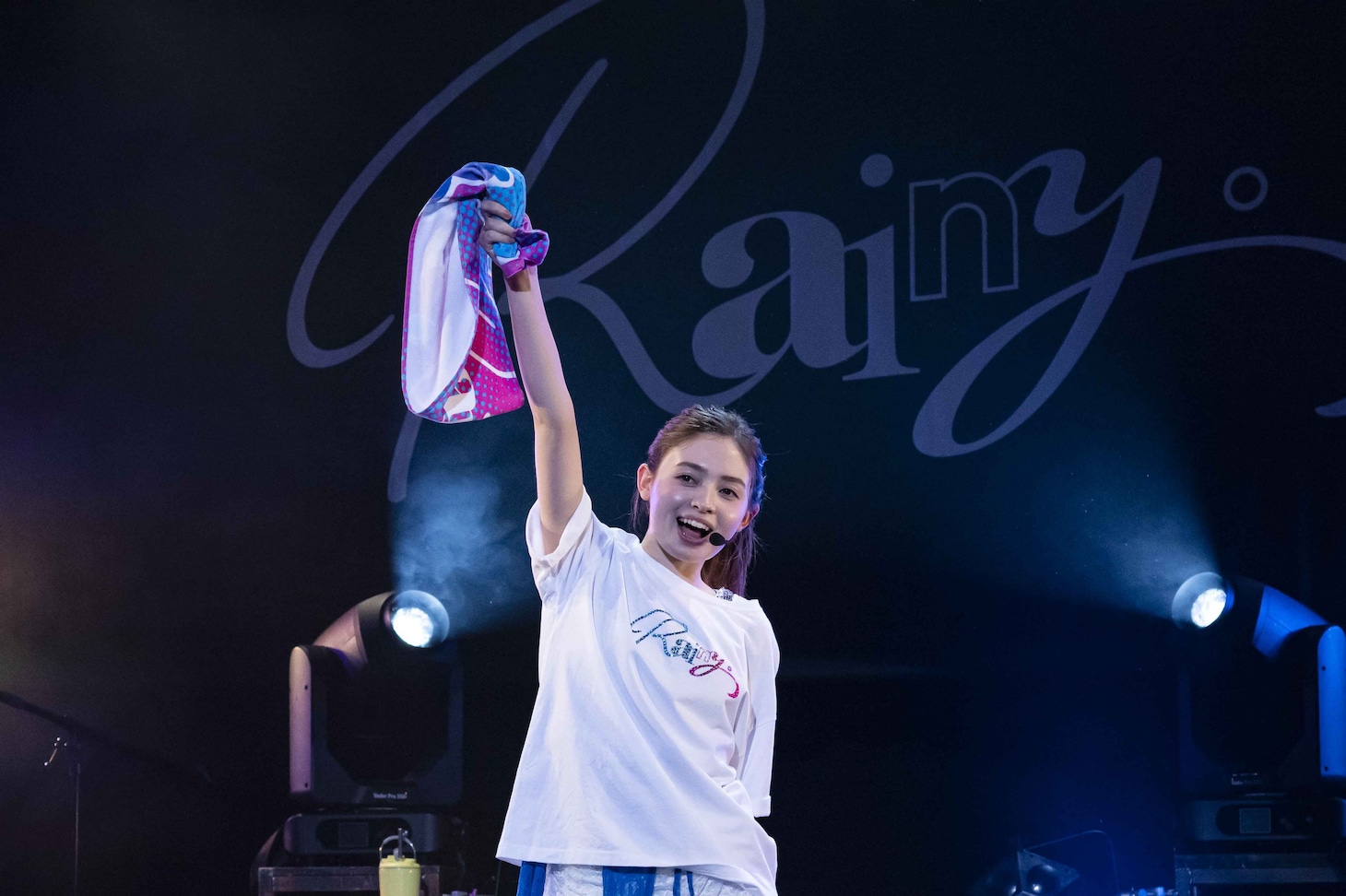 アンコールでタオルを回すRainy。（写真提供：B ZONE）