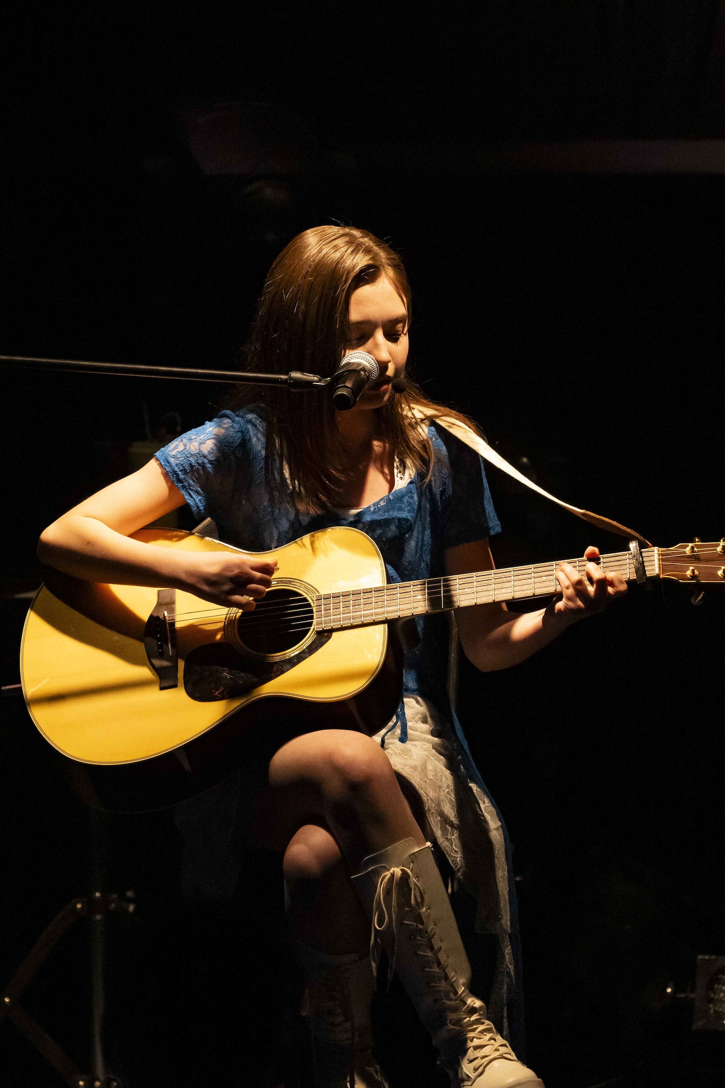 アコースティックギター弾き語りで「ME」を届けるRainy。（写真提供：B ZONE）