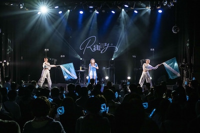 「Fight Song」をパフォーマンスするRainy。（写真提供：B ZONE）