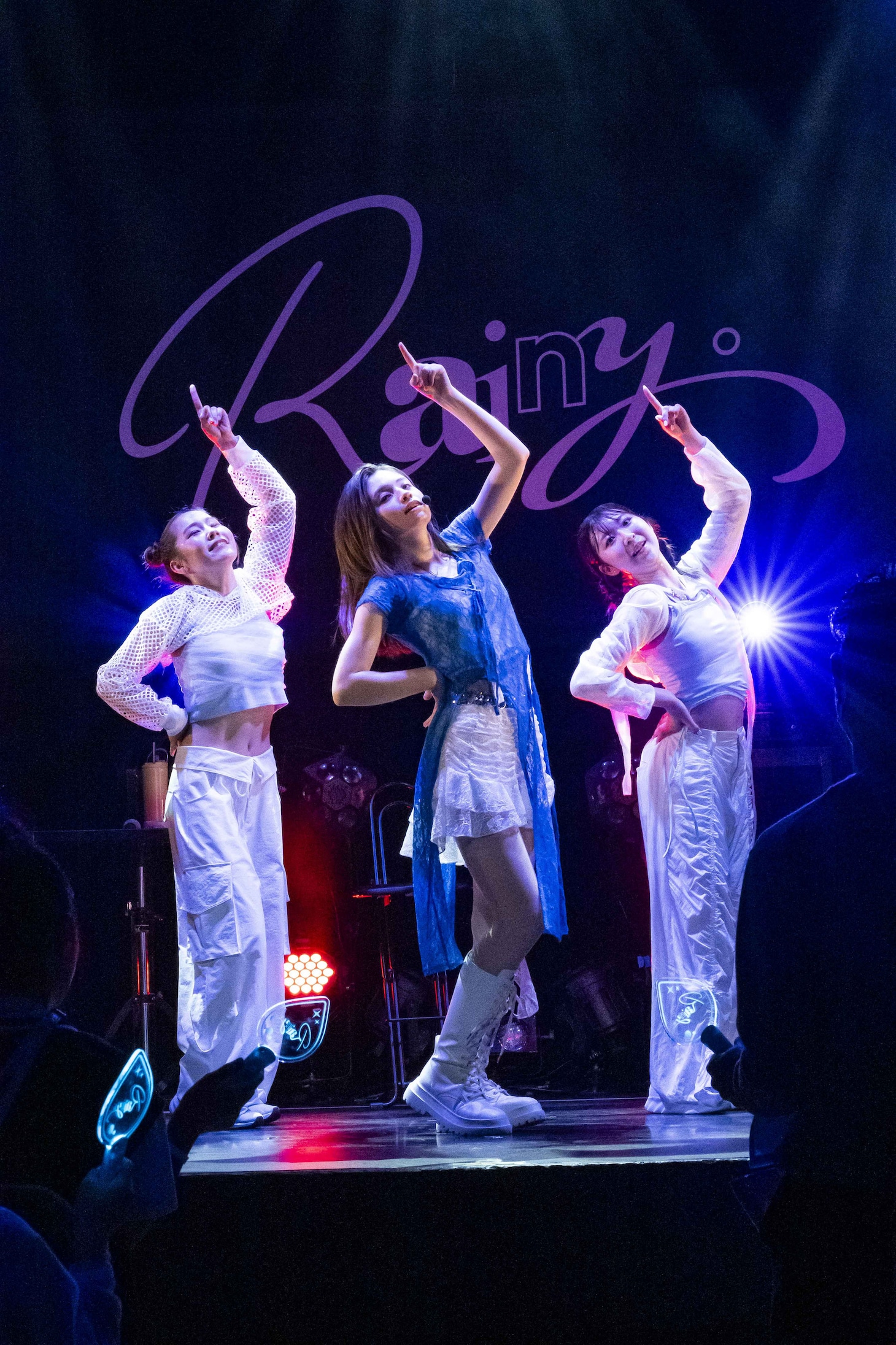 Rainy。とダンサー2人（写真提供：B ZONE）