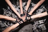 円陣を組むAsIs。（撮影：ミヤタショウタ）