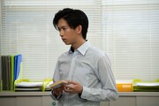 「あざとかわいいワタシが優勝」より、船津稜雅（超特急）演じる清水課長。©︎TOKYO MX