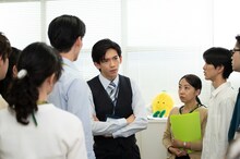 「あざとかわいいワタシが優勝」より、船津稜雅（超特急）演じる清水課長。©︎TOKYO MX