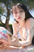 川﨑桜（乃木坂46）1stソロ写真集「エチュード」の封入特典のポストカード絵柄。（撮影：須江隆治）
