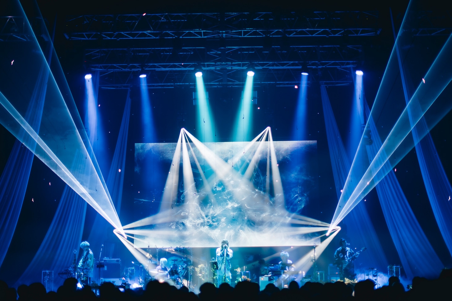 「須田景凪 TOUR 2026“GLIMMER”」東京公演の様子。（撮影：藤井拓）