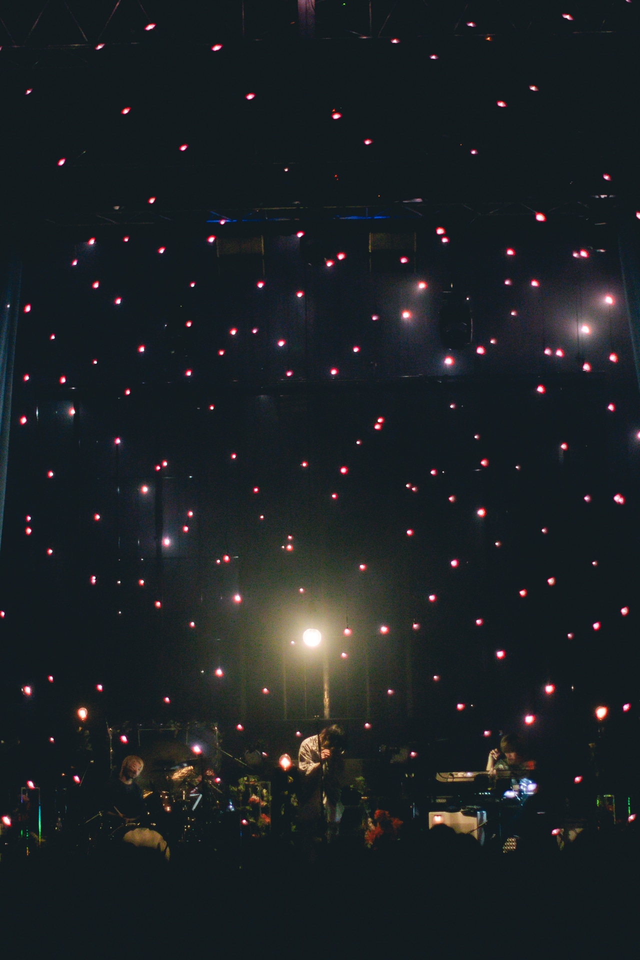 「須田景凪 TOUR 2026“GLIMMER”」東京公演の様子。（撮影：藤井拓）