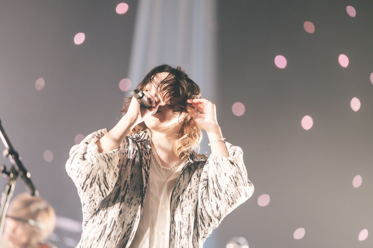 須田景凪1年ぶりの東京ワンマン、春の夜に届けた一筋の光「ほんの少しでも前に進めるように」