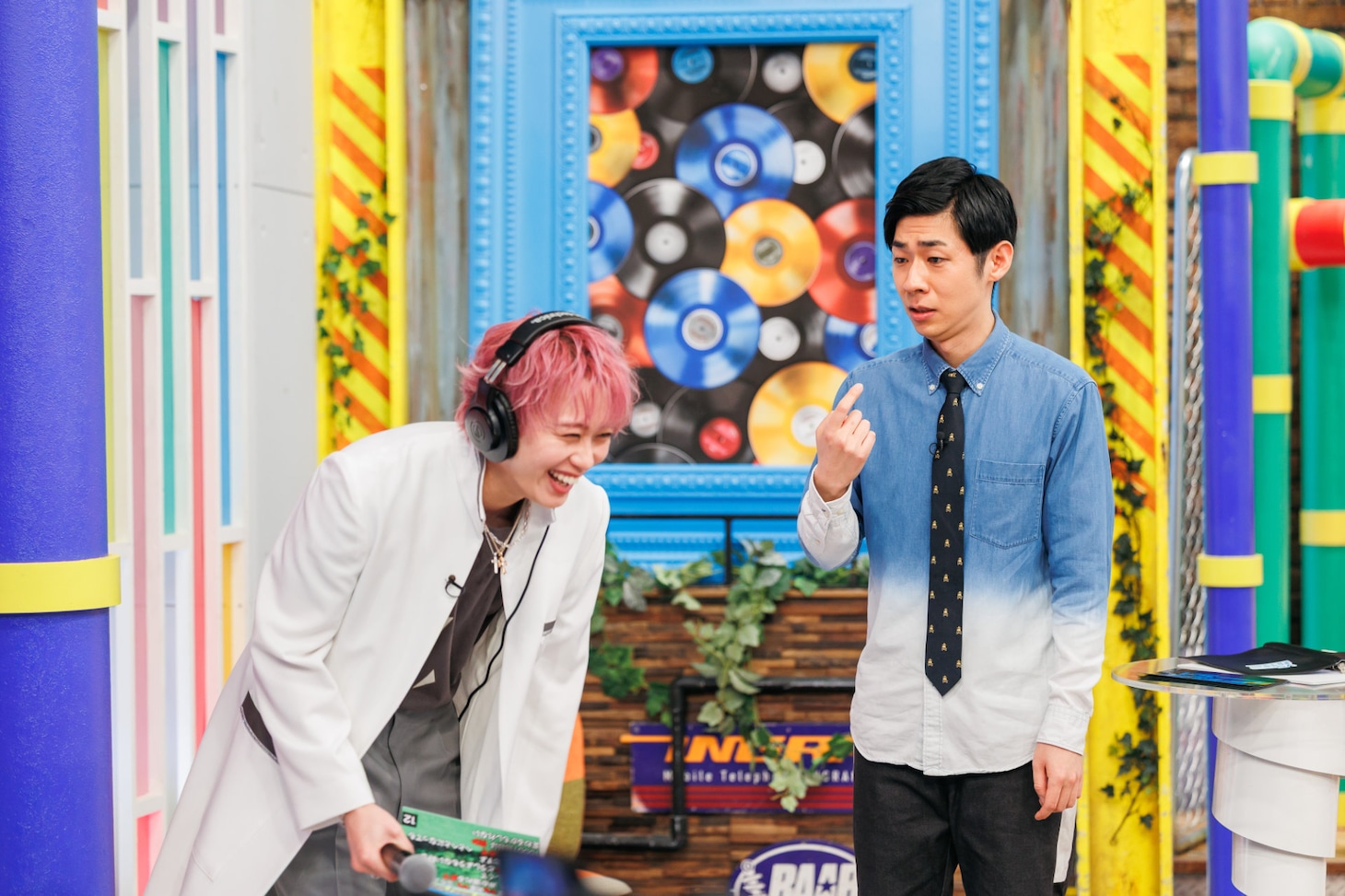 「VS.超特急」4月6日放送回より、シューヤ（超特急）と進行の森本晋太郎（トンツカタン）。©︎日本テレビ