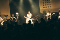 「hitomi Live 2026 - STAND BY」の様子。（Photo by Yuma Totsuka）