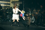 ファンから寄せられた質問をボックスから引くhitomi。（Photo by Yuma Totsuka）