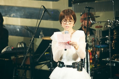 ファンから寄せられた質問を読むhitomi。（Photo by Yuma Totsuka）