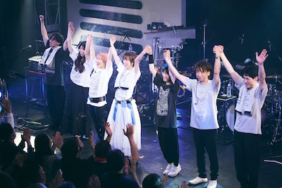 「hitomi Live 2026 - STAND BY」の様子。（Photo by Yuma Totsuka）