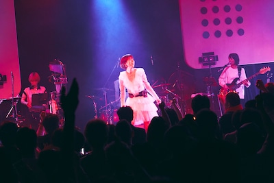 「hitomi Live 2026 - STAND BY」の様子。（Photo by Yuma Totsuka）