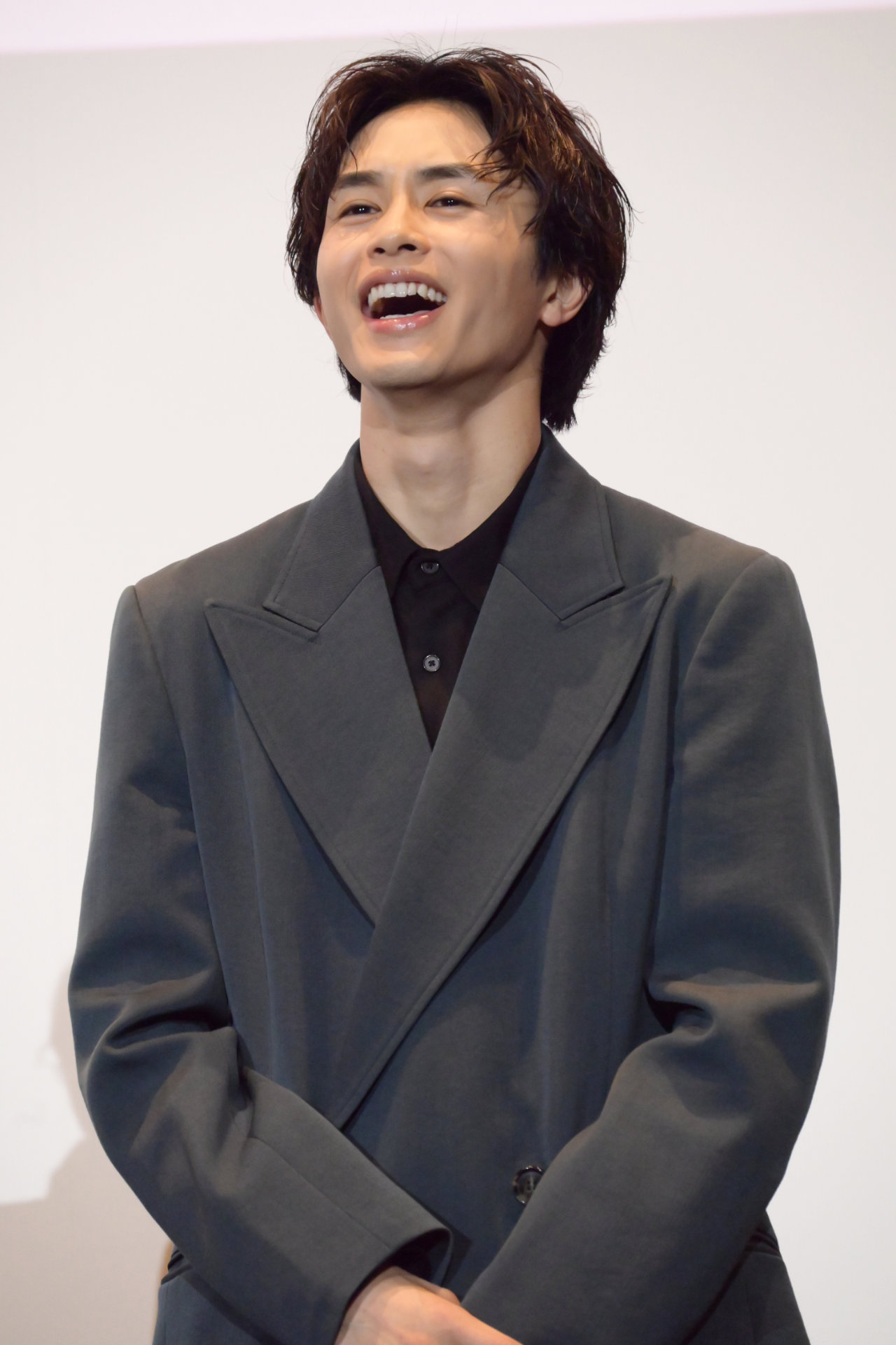 笑う草川拓弥（超特急）。