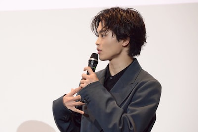 ジェフリー・ガイの胸筋を褒める草川拓弥（超特急）。