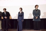 草川拓弥（右）に胸筋を褒められ照れるジェフリー・ガイ（左）。