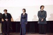 草川拓弥（右）に胸筋を褒められ照れるジェフリー・ガイ（左）。