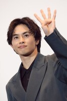 “No.4”のポーズで写真撮影に応じる草川拓弥（超特急）。