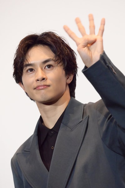 “No.4”のポーズで写真撮影に応じる草川拓弥（超特急）。