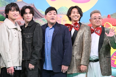 左から二階堂高嗣、千賀健永、富澤たけし、藤ヶ谷太輔、伊達みきお。