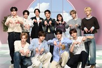 ALPHA DRIVE ONE、若井滉斗（Mrs. GREEN APPLE）、山添寛（相席スタート）、林美桜の集合写真。