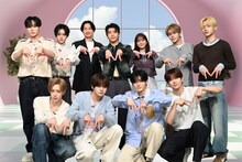 ALPHA DRIVE ONE、若井滉斗（Mrs. GREEN APPLE）、山添寛（相席スタート）、林美桜の集合写真。