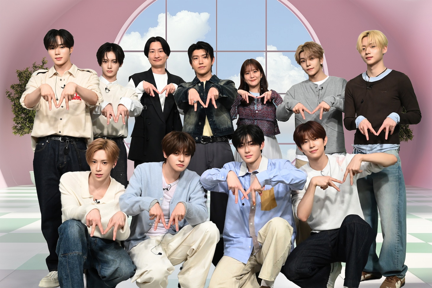 ALPHA DRIVE ONE、若井滉斗（Mrs. GREEN APPLE）、山添寛（相席スタート）、林美桜の集合写真。