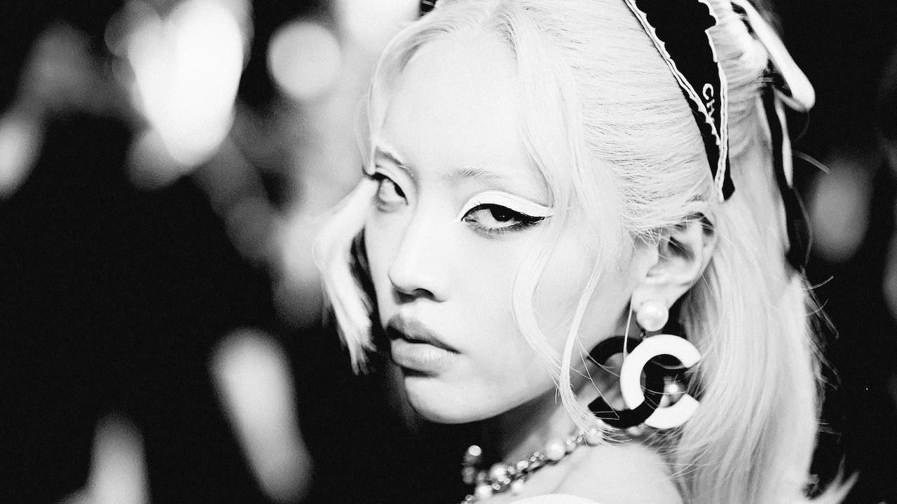 ちゃんみな、“巨大パンケーキ”の上で踊り“巨大ちゃんみな”で街を歩くMV公開